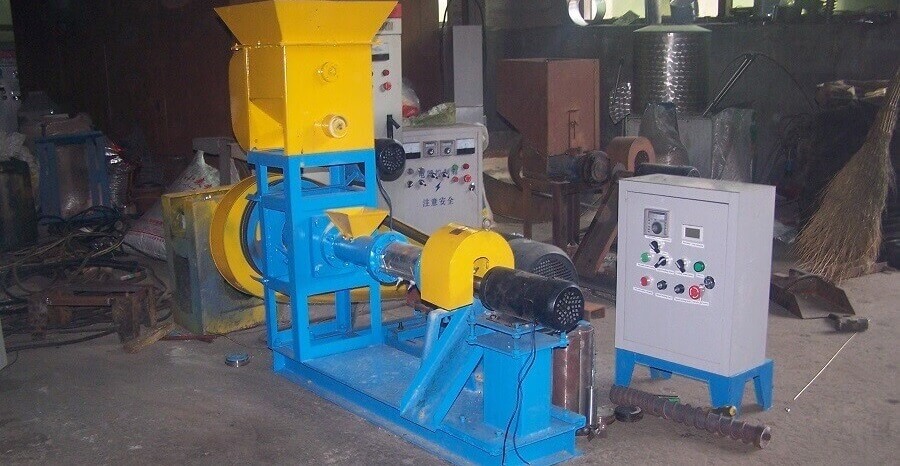 Briquette extruding machine